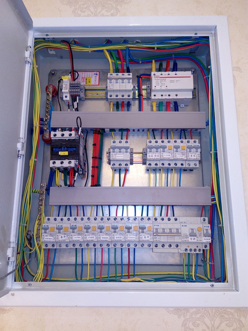 配電箱三相電入戶及控制按鈕的規范布局與管理